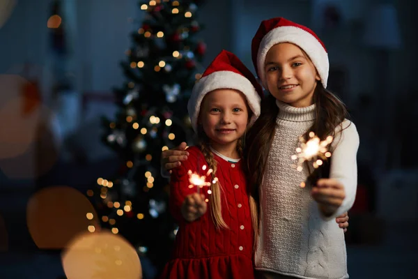 Dwa Małe Santa Dziewcząt Płonących Bengal Światła Patrząc Ciebie Tle — Zdjęcie stockowe