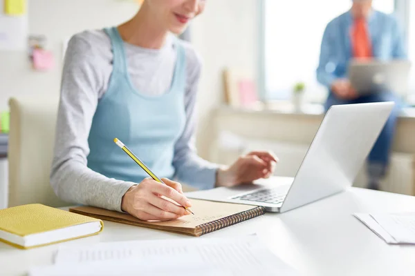 Close Girl Sitting Table Using Laptop While Summarizing Online Article — Stock Photo, Image