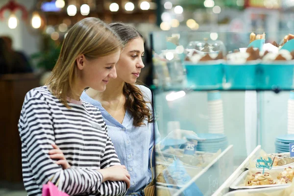 Két Csinos Nézi Édes Dolgokat Míg Választott Valami Desszert Cafeteria — Stock Fotó