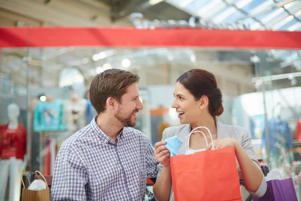 Jeune Femme Surprise Sortant Nouveaux Vêtements Sac Papier Rouge Regardant — Photo