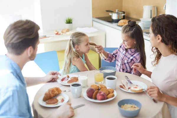 Une Des Filles Prenant Sœur Queue Cheval Pendant Petit Déjeuner — Photo