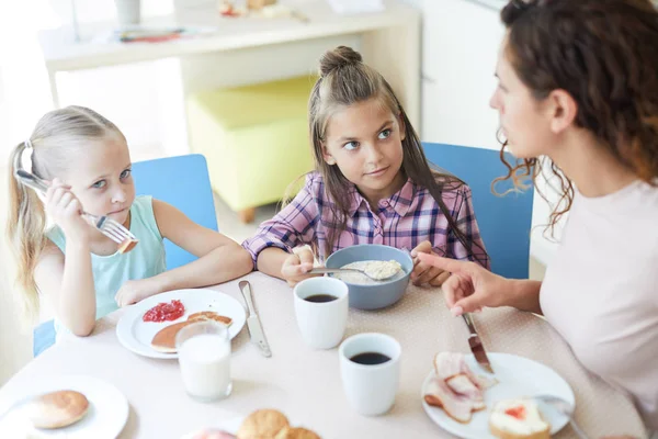 Lindas Niñas Comiendo Comida Casera Para Desayunar Con Madre Cerca —  Fotos de Stock