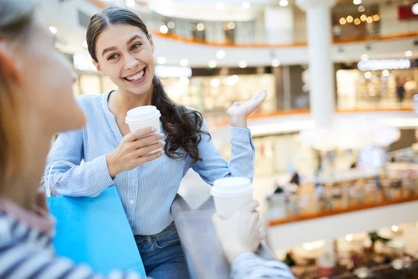 Bella Ragazza Casual Con Bere Prendendo Suo Amico Ciò Che — Foto Stock