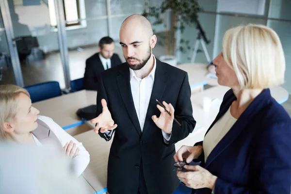 Joven Empresario Confiado Hablando Con Sus Colegas Mujeres Durante Discusión — Foto de Stock