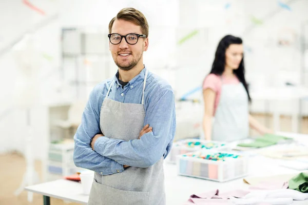 Glad Övertygad Unga Manliga Skräddare Förkläde Och Glasögon Korsar Armar — Stockfoto