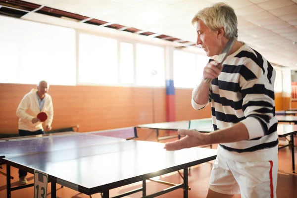 Jugador Tenis Activo Golpear Pelota Por Raqueta Para Pasarla Amigo — Foto de Stock