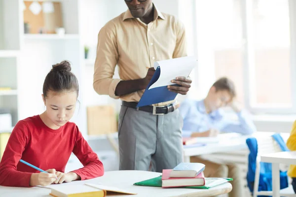 Profesor Contemporáneo Consultando Uno Sus Alumnos Lección Durante Trabajo Escrito —  Fotos de Stock