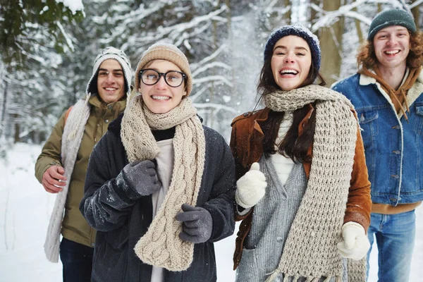 Портрет Чотирьох Безтурботних Молодих Людей Бігають Камери Розважаючись Зимовому Лісі — стокове фото