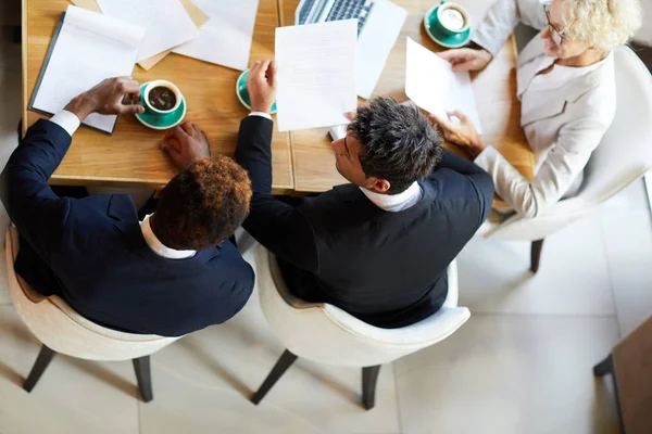 Grupo Colegas Negócios Sentados Mesa Bebendo Café Discutindo Contrato Durante — Fotografia de Stock