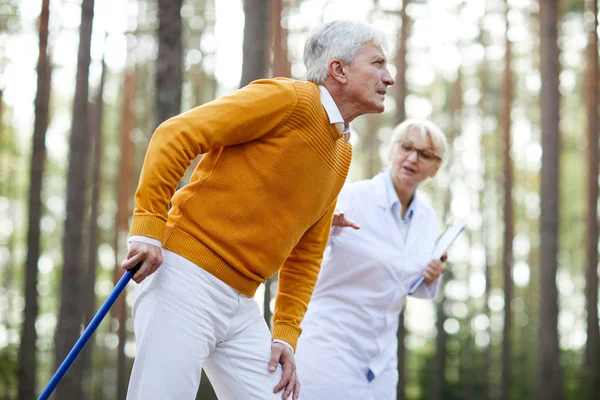 Senior Man Med Sockerrör Haltande Medan Går Till Sjukhuset För — Stockfoto