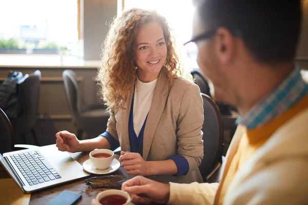 Två Unga Kollegor Diskuterar Nyheter Eller Arbetsplaner Möte Café Med — Stockfoto