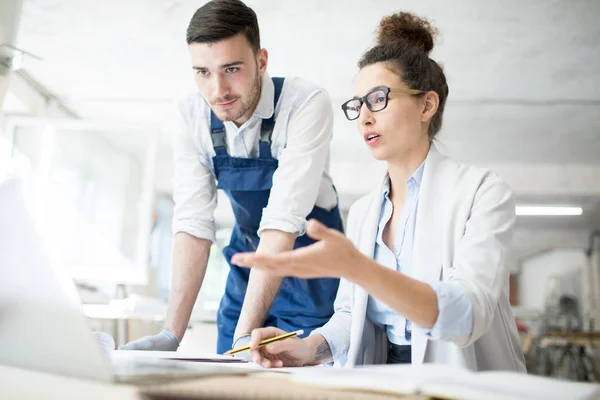 Två Unga Ingenjörer Diskuterar Tekniska Data Laptop Vid Möte Workshop — Stockfoto