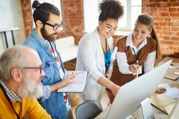 Grupo Analistas Contemporáneos Pie Frente Monitor Computadora Discutiendo Los Datos —  Fotos de Stock