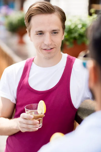 Cintura Retrato Jovem Moderno Conversando Com Amigo Enquanto Desfruta Bebidas — Fotografia de Stock