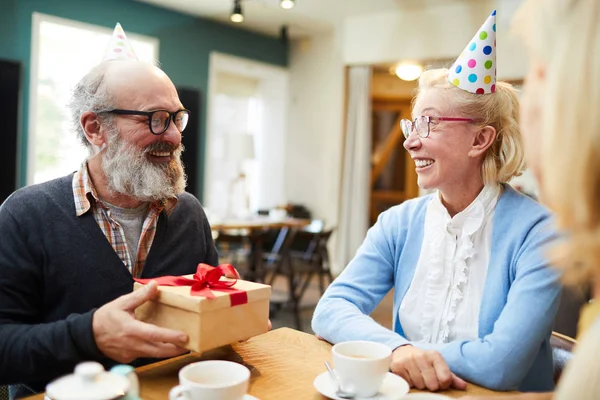 Glücklicher Reifer Mann Mit Geschenkbox Und Blonde Frau Die Sich — Stockfoto