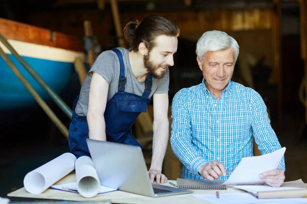 Två Samtida Ingenjörer Läser Dokument Och Diskuterar Sina Punkter Workshop — Stockfoto