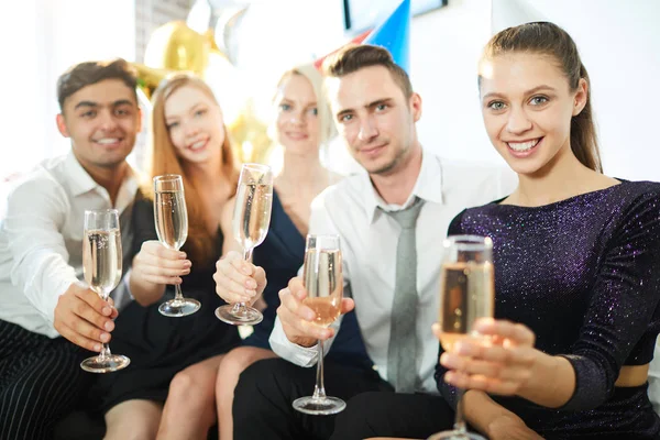 Jong Paar Hun Vrienden Toasten Voor Met Champagne Verjaardagsfeestje — Stockfoto