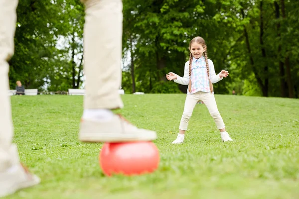 Cute Little Girl Stoi Zielonym Trawniku Przygotowuje Się Połowu Piłki — Zdjęcie stockowe