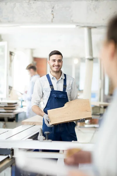 Joven Ingeniero Confiado Con Trozo Madera Mirando Colega Mientras Consultaba — Foto de Stock