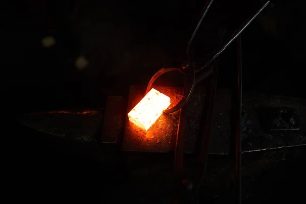 Große Eiserne Zange Mit Heißem Geschmolzenem Metall Werkstück Auf Amboss — Stockfoto