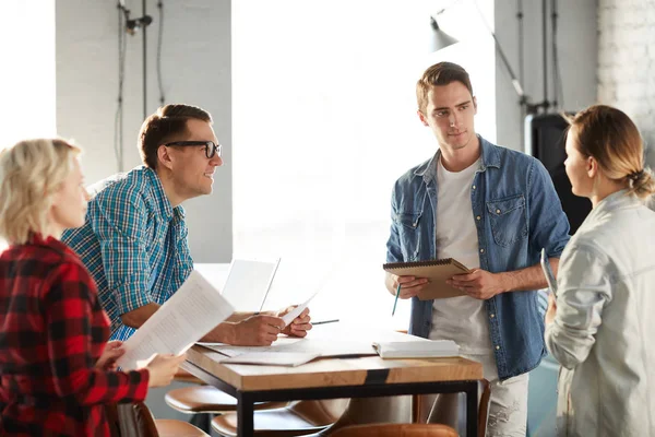 Equipo Profesionales Negocios Creativos Discutiendo Ideas Mientras Colaboran Proyecto Startup — Foto de Stock