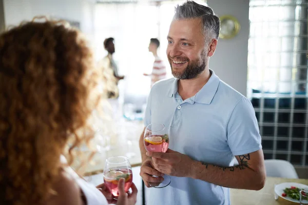 Fröhlicher Mann Mit Getränk Weinglas Gespräch Mit Einem Der Mädchen — Stockfoto