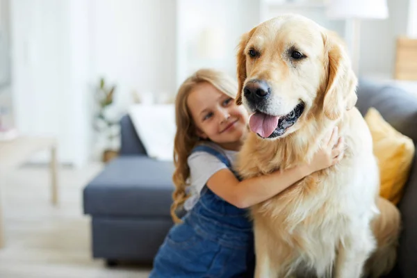 Jovem Labrador Raça Pura Seu Amiguinho Abraçando Casa — Fotografia de Stock