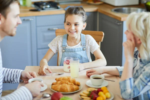 Menina Feliz Tendo Sobremesa Leite Enquanto Sentado Mesa Servida Conversando — Fotografia de Stock