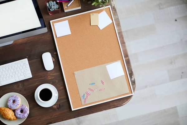 Werkplaats Van Ondernemer Met Prikbord Kopje Zwarte Koffie Gebak Document — Stockfoto