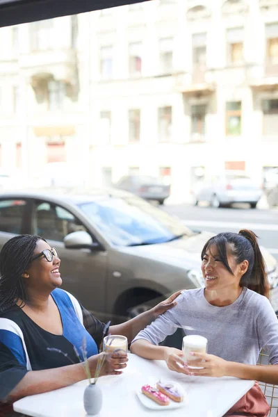 Dos Chicas Interculturales Felices Relajándose Por Mesa Cafetería Tomando Pasteles — Foto de Stock