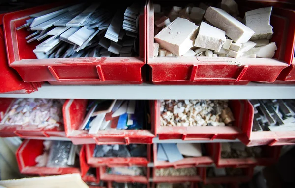 Polcok Műanyag Konténerek Anyagok Minták Mozaik Alkotás Műhelyében Mester — Stock Fotó