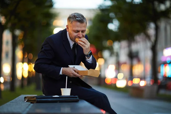 Głodny Człowiek Garniturze Jedzenia Kanapkę Pośpiechu Podczas Krótkiej Przerwy Między — Zdjęcie stockowe
