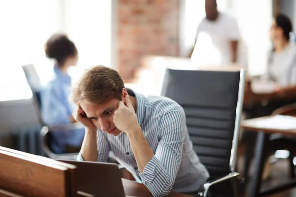 Młody Biznesmen Pracujący Biurze Jest Zmęczony Oglądaniem Czegoś Monitorze Komputera — Zdjęcie stockowe