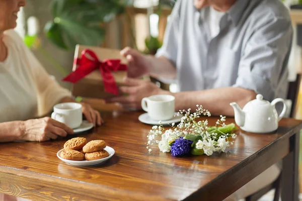 Mesa Madera Con Ramo Flores Galletas Tetera Dos Tazas Pareja —  Fotos de Stock