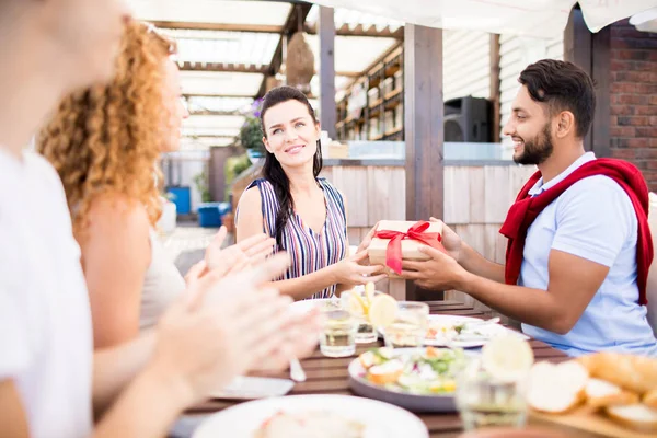 Retrato Del Grupo Amigos Que Celebran Cumpleaños Cafetería Aire Libre — Foto de Stock