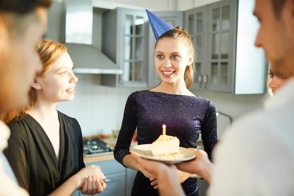 快乐女孩在生日帽参加在庆祝活动期间与她的朋友的谈话 — 图库照片