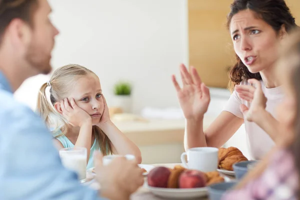 Irritierte Junge Frau Beim Frühstück Mit Ihren Aufgebrachten Kindern Die — Stockfoto