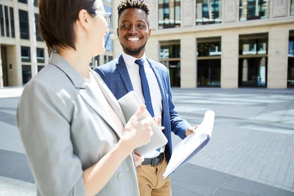 Cheerful Bonito Gerentes Negócios Multiétnicos Indo Para Escritório Juntos Discutindo — Fotografia de Stock