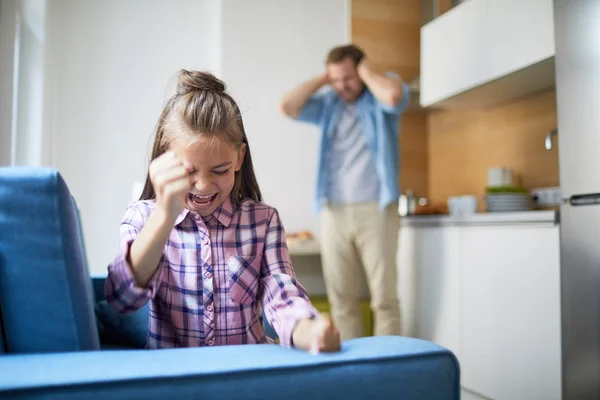 Kleines Ungezogenes Mädchen Schlägt Auf Sessel Und Schreit Während Etwas — Stockfoto