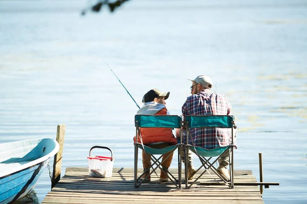 Vista Posteriore Famiglia Due Sedute Sul Molo Pesca Insieme — Foto Stock