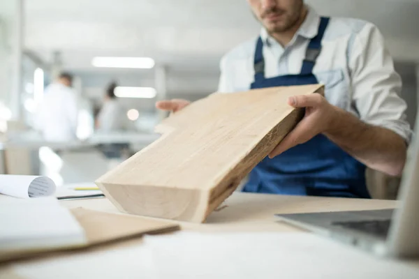 Gabinete Profesional Contemporáneo Que Sostiene Pieza Madera Sobre Escritorio — Foto de Stock