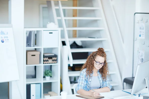 Young Female Wavy Hair Making Notes While Sitting Her Workplace — Stock Photo, Image