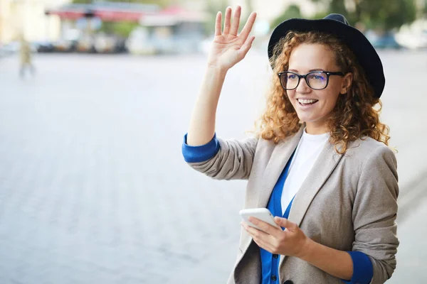 Fröhliches Mädchen Mit Hut Und Stylischer Freizeitbekleidung Das Stehen Taxis — Stockfoto