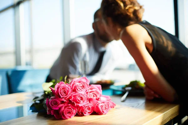 Ramo Rosas Rosadas Mesa Soleada Joven Pareja Amorosa Inclinada Sobre —  Fotos de Stock