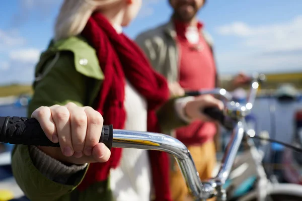 Närbild Oigenkännliga Defokuserade Par Stående Med Cyklar Utomhus Och Chatta — Stockfoto