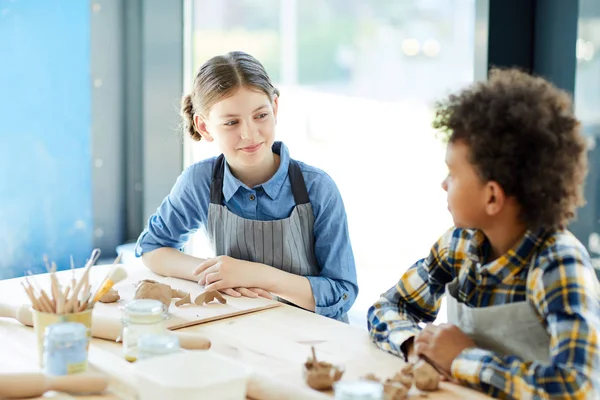 Fiatal Lány Beszél Osztálytársával Kreatív Ötletekről Miközben Asztalnál Kézműves Stúdióban — Stock Fotó