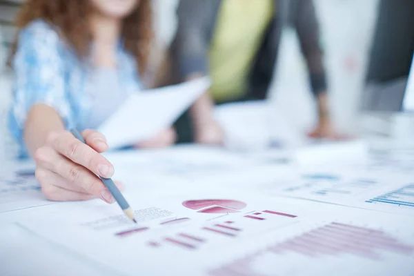 Mano Del Joven Economista Con Lápiz Apuntando Carta Financiera Diagrama — Foto de Stock