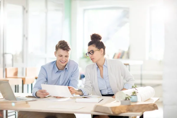 Expert Féminin Confiant Pointant Les Données Sur Papier Tout Discutant — Photo