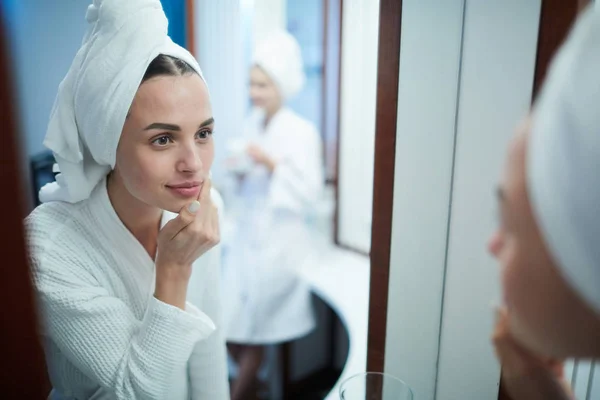 Giovane Donna Con Asciugamano Morbido Sulla Testa Guardando Allo Specchio — Foto Stock