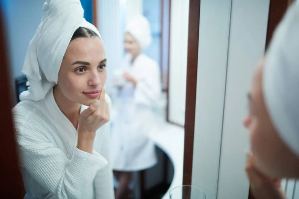 Jonge Vrouw Met Zachte Handdoek Haar Hoofd Spiegel Kijken Terwijl — Stockfoto